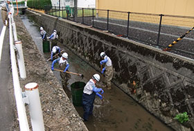 Nearby river cleanup effort (June 2017, Shin-Etsu Chemical Takefu Plant)