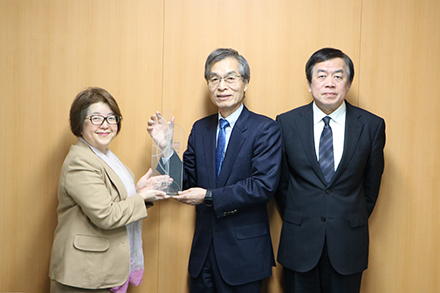 From the left: Clarivate Analytics Co., Ltd. Director: Atsuko Tanahashi, Company director in charge of patent relations Toshio Shiohara, Company General Manager of Patents: Toru Kubota(March 2019, Shin-Etsu Chemical head office)