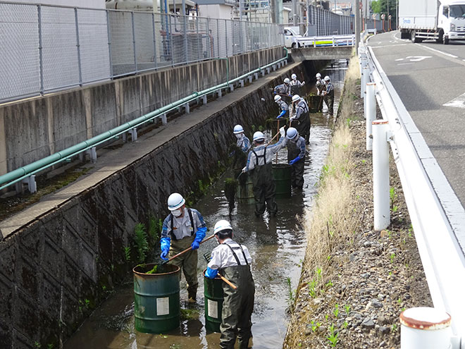 Nearby river cleanup effort(June 2022, Shin-Etsu Chemical Takefu Plant)