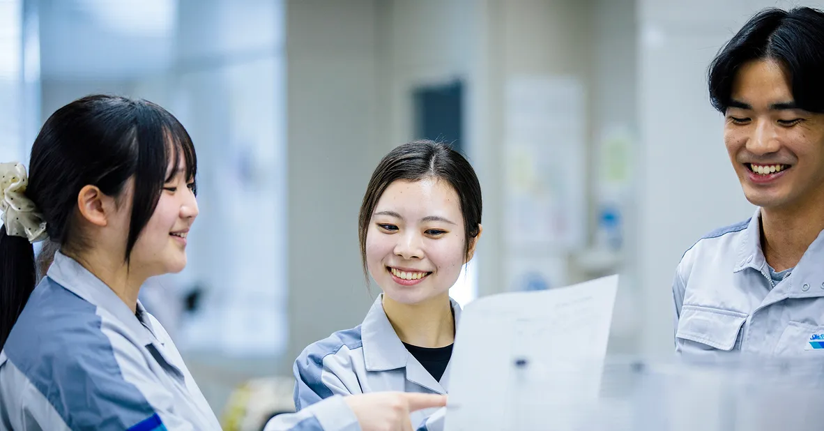 職場で会話している様子のイメージ写真