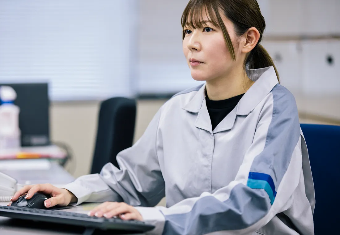 デスクワークをしている様子のイメージ写真